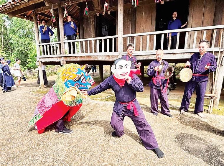 Khi tiếng trống còn vang trong ngày hội...