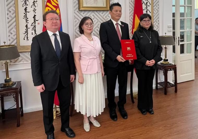 Trường đại học Văn hóa nghệ thuật Mông Cổ vinh danh đạo diễn Lê Quý Dương