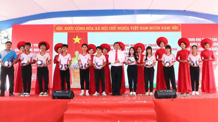 Phó Bí thư Tỉnh ủy An Giang, Bí thư Đặc khu Phú Quốc Đinh Văn Nơi trao quà, học bổng cho học sinh khó khăn