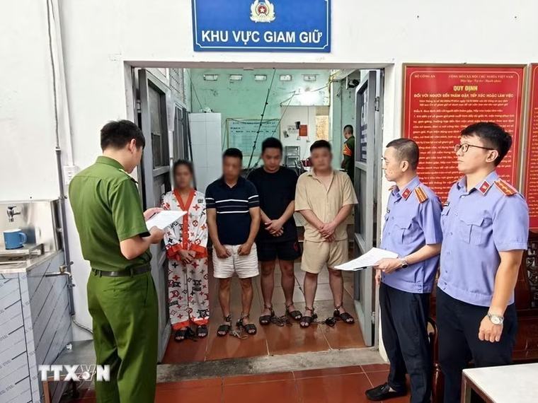 Tạm giữ hình sự 4 đối tượng hành hung tài xế taxi ở Quảng Ninh