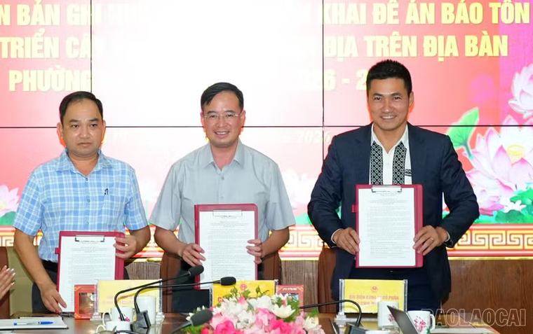 Phường Sa Pa khen thưởng 2 vận động viên đạt thành tích cao tại các giải chạy quốc tế