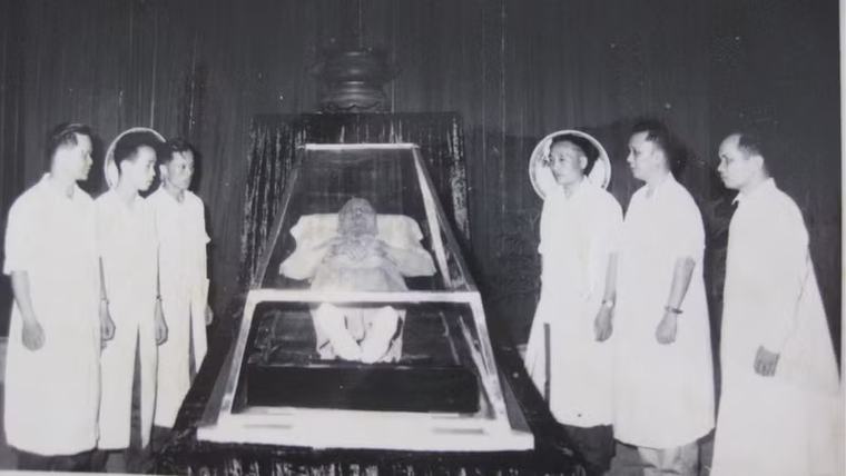 Hai thế hệ, một sứ mệnh lặng thầm giữ gìn thi hài Bác