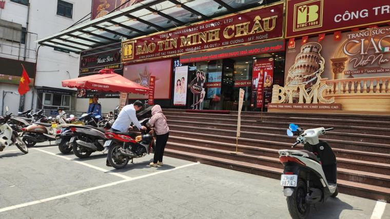 Giá vàng hôm nay mới nhất (7/9) giảm mạnh: Người mua tiếp tục vắng, cửa hàng vẫn bán vàng "trên giấy"