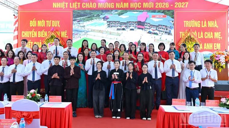 [Ảnh] Thường trực Ban Bí thư Trần Cẩm Tú dự Lễ khai giảng tại Trường phổ thông dân tộc nội trú tỉnh Bắc Ninh