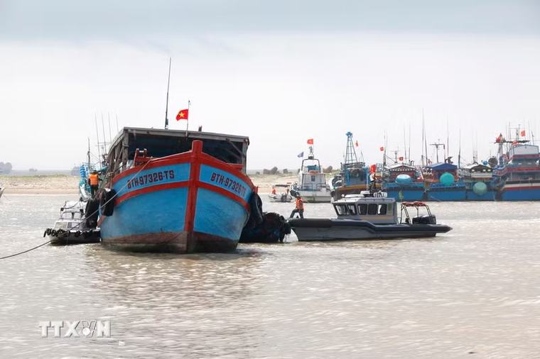 Lâm Đồng: Liên tiếp 2 tàu cá bị chìm, 8 ngư dân được cứu