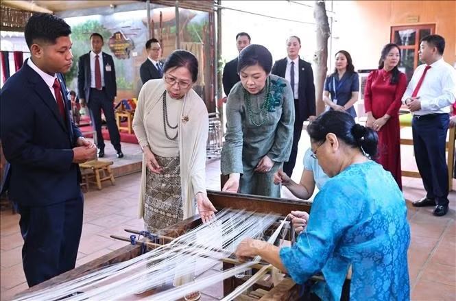 Từ làng lụa Vạn Phúc, thêm nhịp cầu văn hóa Việt Nam