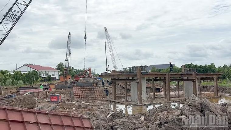 Thi công xuyên lễ, tăng ca bù tiến độ ở cao tốc Mỹ An-Cao Lãnh