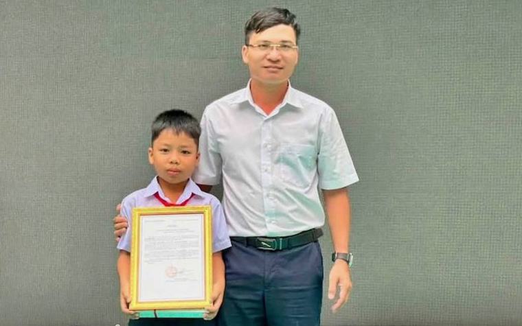 Trả lại túi đánh rơi, học sinh lớp 4 được khen thưởng ngay lễ khai giảng