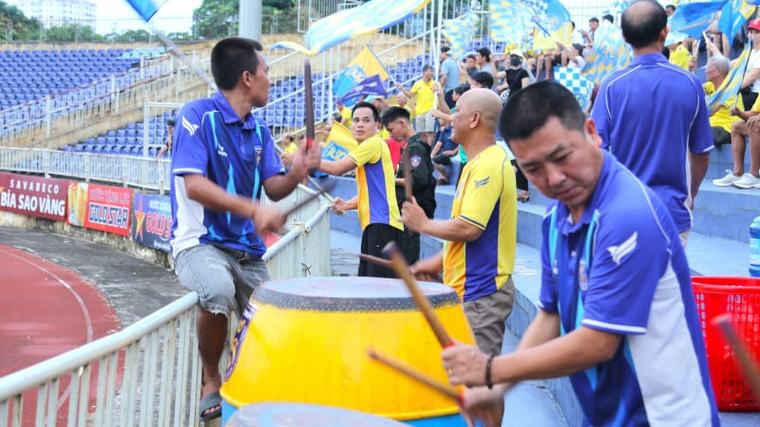 Clip: CĐV SLNA và Bắc Ninh FC "đọ trống" trên sân Vinh trước, khiến khán đài "nóng rực"