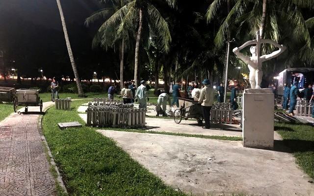 Thức trắng đêm sau màn pháo hoa rực rỡ để công viên sạch đẹp lúc bình minh
