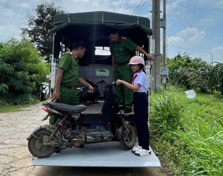 Công an xã đưa học sinh qua vùng ngập kịp đến trường khai giảng