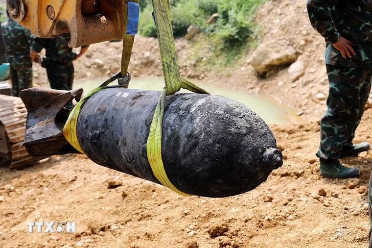Hủy nổ an toàn quả bom nặng khoảng 200kg được phát hiện dưới lòng sông Đà
