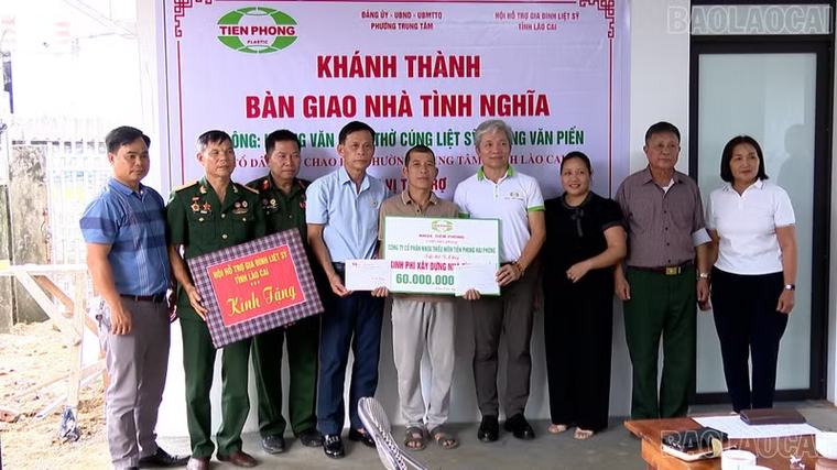 Trao kinh phí hỗ trợ làm nhà cho thân nhân, người thờ cúng liệt sĩ ở phường Trung Tâm