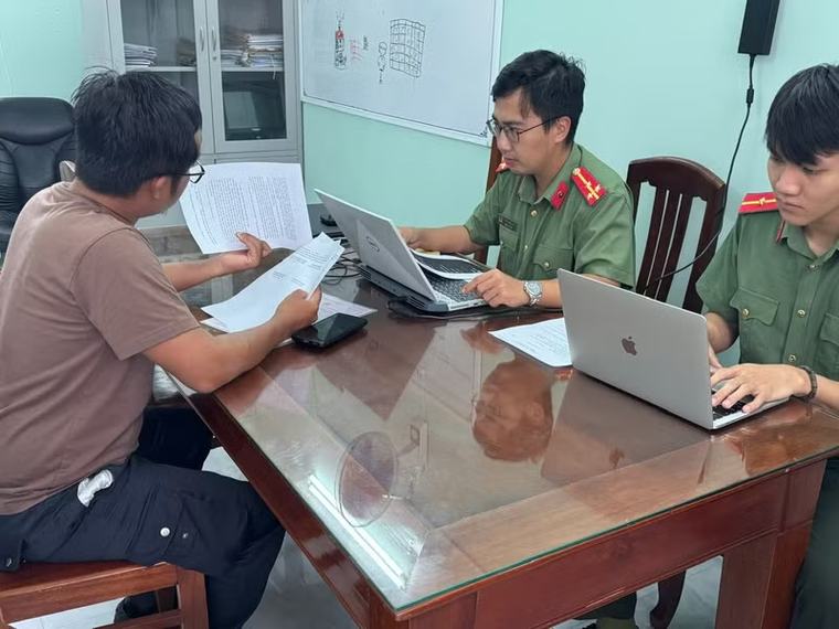 Sử dụng AI làm giả thiệp mời, đăng tin sai sự thật