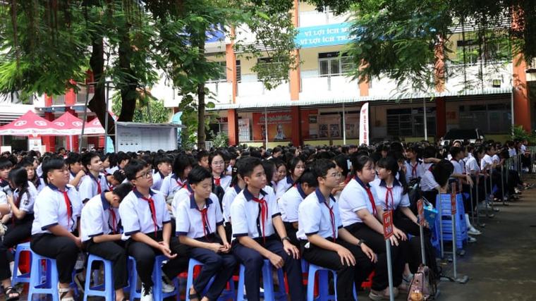 Câu chuyện đặc biệt ngày khai giảng ở ngôi trường đông học sinh nhất cả nước