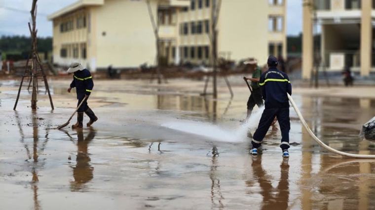 Công an dầm mưa, dọn trường đón học sinh vào năm học mới