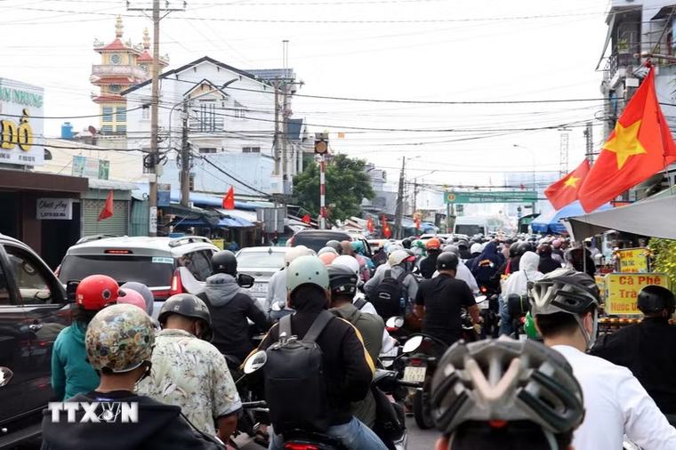 Phà Cát Lái về Thành phố Hồ Chí Minh đông đúc trong ngày cuối của kỳ nghỉ lễ