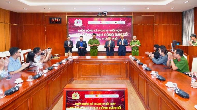 Long Châu - đơn vị y tế đồng hành cùng Công an TP.HCM nhân rộng mô hình Trạm Công dân số trong cộng đồng