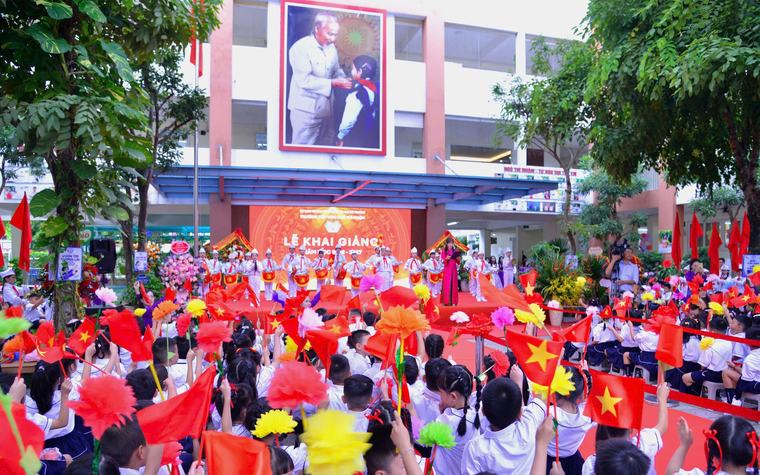 Chủ tịch UBND TP Hà Nội dự khai giảng năm học mới Trường TH Ngô Thì Nhậm