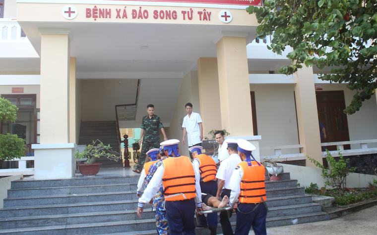 Quân y đảo Song Tử Tây tức tốc cứu ngư dân có nguy cơ hoại tử ruột