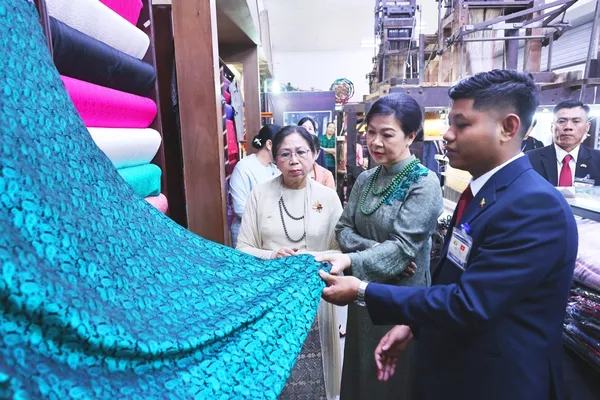 First ladies of Việt Nam, Myanmar visit Vạn Phúc silk village