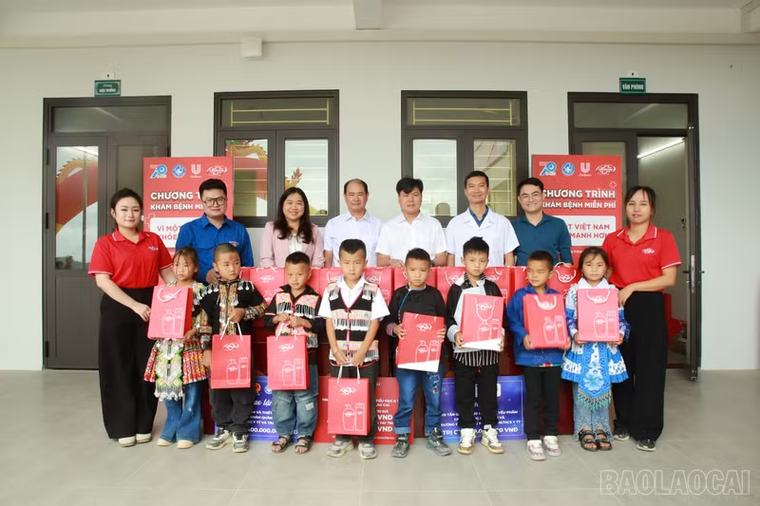 Các cơ quan, đơn vị tặng quà trị giá 1 tỷ đồng cho học sinh vùng cao xã Y Tý