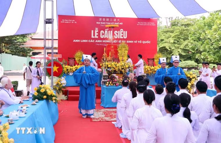 Tín hữu Cao Đài cầu siêu tưởng niệm Anh hùng liệt sỹ ở Công viên Lê Thị Riêng