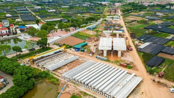 “Lộ diện” loạt phiến dầm đầu tiên bắt đầu gác lên trụ cầu Ngọc Hồi - cầu nối Thủ đô với Hưng Yên
