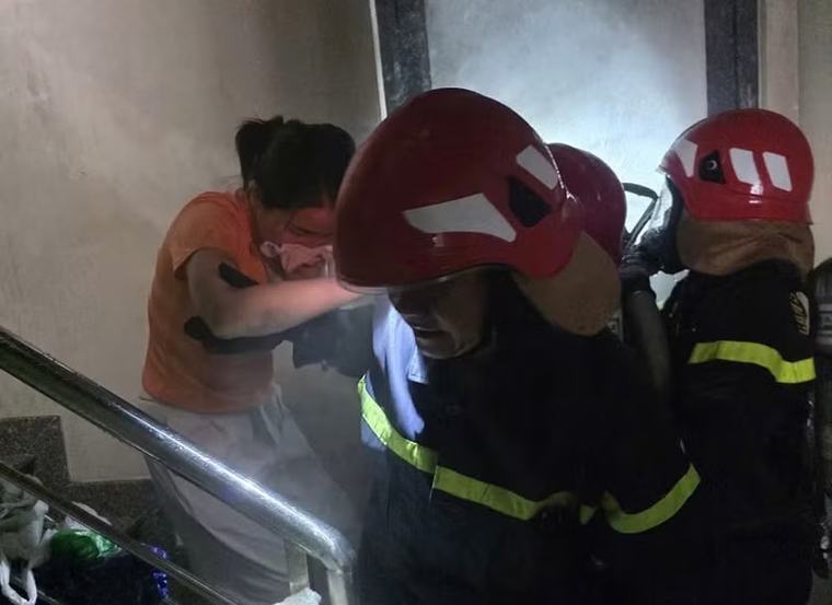 Cứu 4 người thoát khỏi đám cháy căn nhà 6 tầng