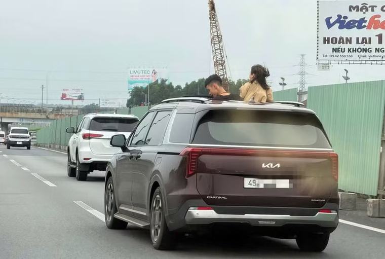 Phạt tài xế để 2 trẻ em thò đầu ra cửa sổ trời khi ô tô chạy trên cao tốc