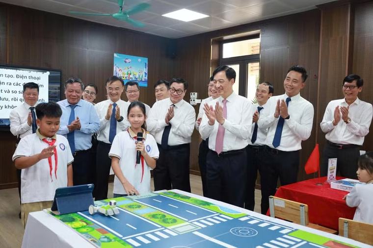 Bước ngoặt lịch sử với sự nghiệp trồng người tại xã đảo duy nhất của Thủ đô Hà Nội
