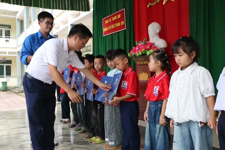Thủy điện Trung Sơn (TSHPCo) hỗ trợ học sinh khó khăn nhân dịp khai giảng năm học 2026-2027