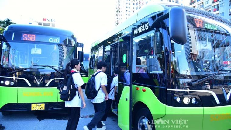 Quảng Ninh lăn bánh dàn xe buýt điện miễn phí đưa đón hơn 1.700 học sinh đến trường