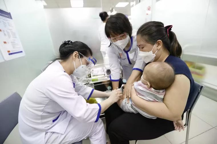 Yêu cầu tiêm bù vắc xin bại liệt, siết giám sát ở các tỉnh giáp Lào