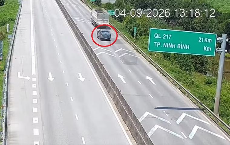 Xe bán tải chạy gần 80 km/h, bám đuôi xe tải 25m trên cao tốc