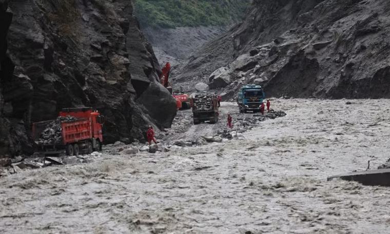 Nhà xác Nepal quá tải khi số người chết trong thảm họa lũ quét vượt 1.000