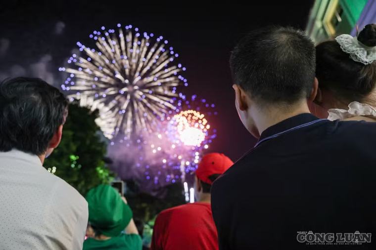 “Biển người” đổ về các tuyến phố, háo hức trước màn pháo hoa mừng Quốc khánh 2/9