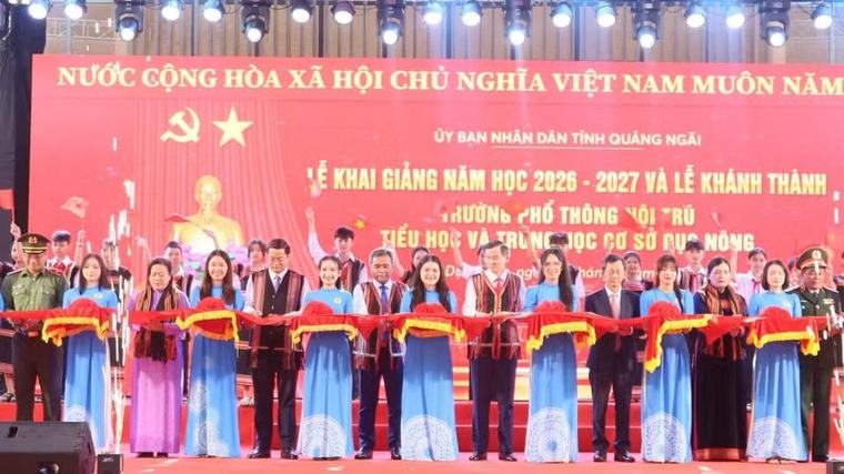 Đồng chí Đoàn Minh Huấn dự khai giảng năm học mới và khánh thành trường phổ thông nội trú liên cấp ở Quảng Ngãi