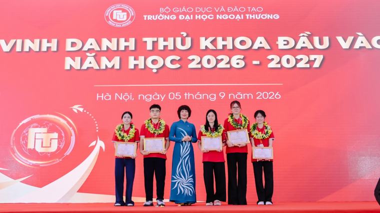 Lộ diện dàn thủ khoa đầu vào Trường Đại học Ngoại thương: Soi thành tích ai cũng "choáng"