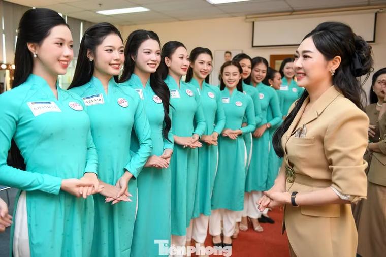 Một ngày làm tiếp viên hàng không của 20 cô gái Hoa hậu Việt Nam