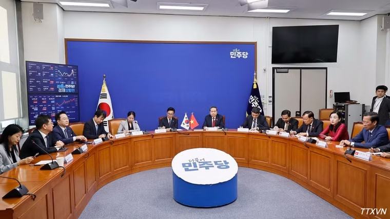 Chủ tịch Quốc hội Trần Thanh Mẫn tiếp Chủ tịch Đảng Dân chủ Đồng hành Kim Min Seok