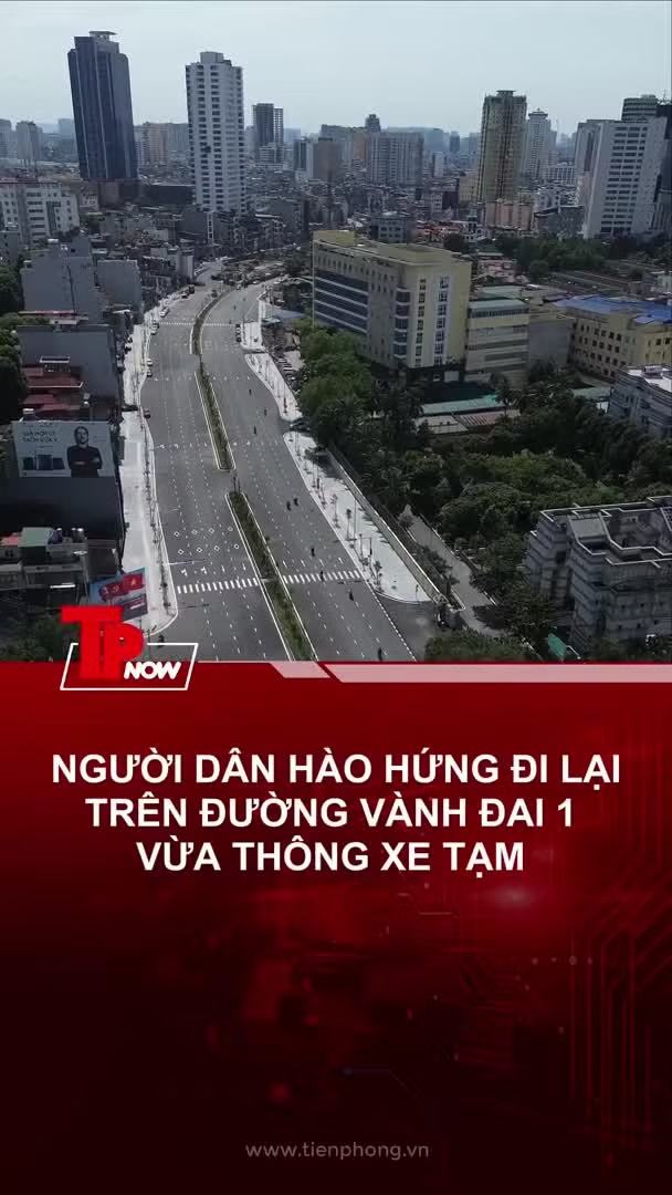 Người dân phấn khởi đi lại trên đường Vành đai 1 vừa thông xe tạm