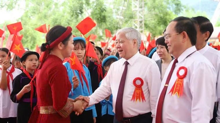 Phó Chủ tịch Thường trực Quốc hội Đỗ Văn Chiến dự khai giảng và khánh thành trường mới tại Bình Liêu