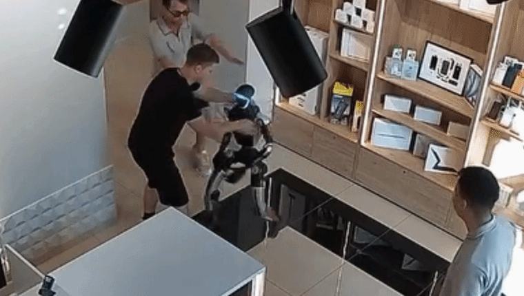 Robot hình người bất ngờ 'phản đòn' sau khi bị khách hàng đẩy vào ngực