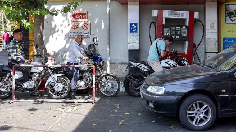 Iran tăng giá xăng, chiến tranh bắt đầu ‘bào mòn’ túi tiền người dân