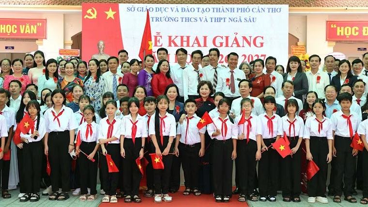 Phó Chủ tịch Quốc hội Nguyễn Thị Hồng dự Lễ khai giảng năm học mới tại Cần Thơ