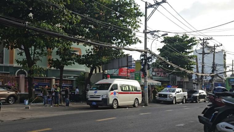 Vụ cháy ở Tân Sơn Nhì: “Ban đầu tôi tưởng cướp, đến gần mới nghe tiếng kêu cứu trong khách sạn nghi ngút khói"