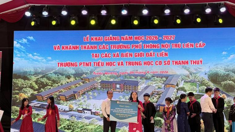 Trao tặng 1.000 bộ sách giáo khoa đầu năm học mới, tiếp sức học sinh vùng biên Tuyên Quang
