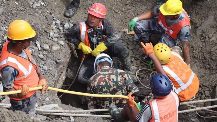 Lũ quét tại Nepal: Giải cứu được 2 người sau 10 ngày mắc kẹt