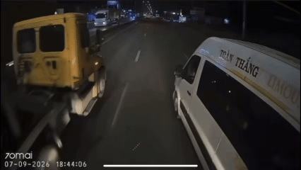 Xe khách lật nhào trên quốc lộ 51 sau cú va chạm với xe đầu kéo